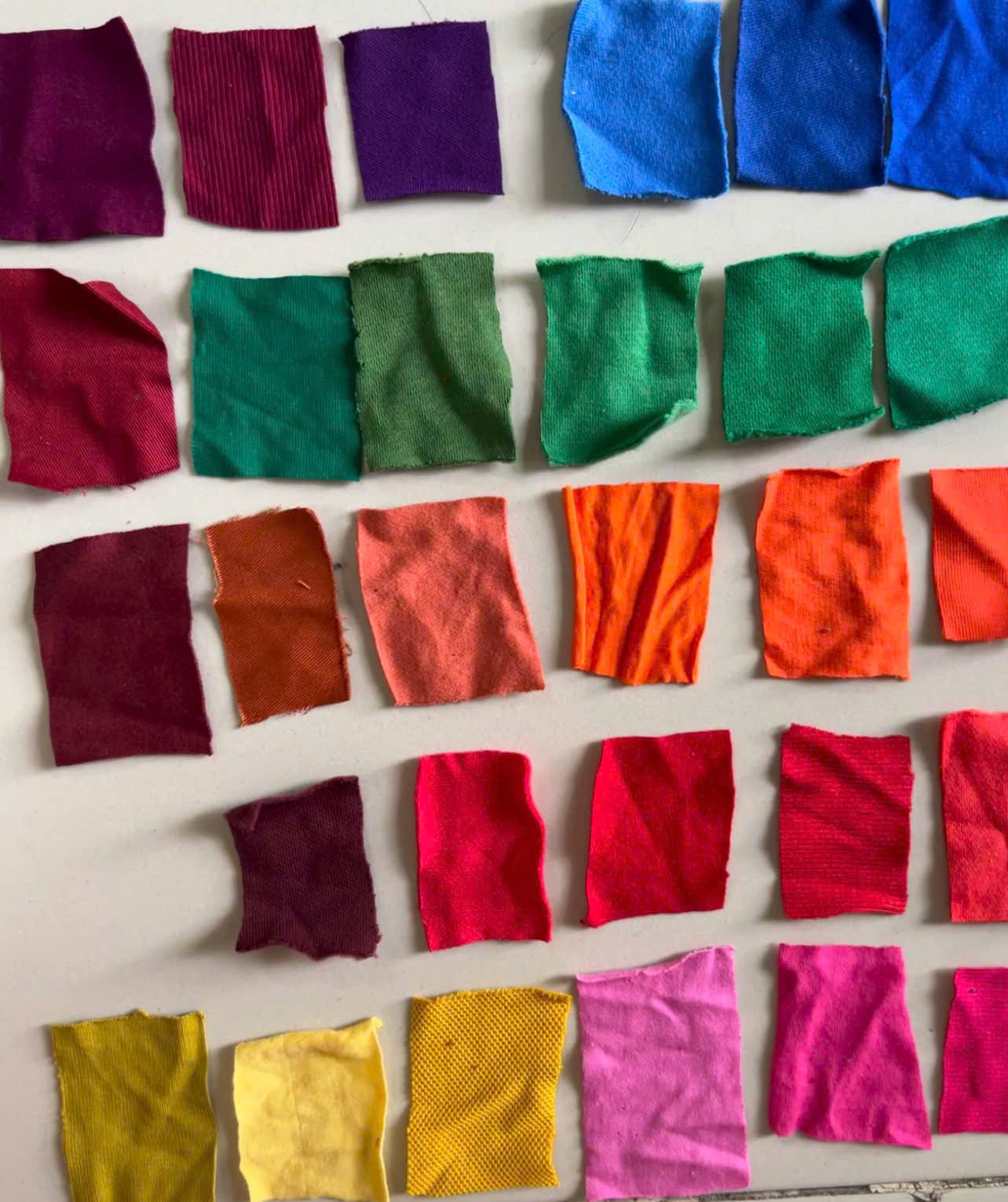 Color-sorted fabric cutting samples
